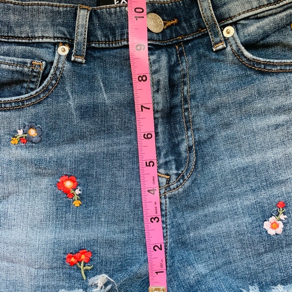 Express Jean shorts with embroidery  size 4 - Picture 7 of 14